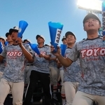 ９回、アルプス席で東洋大姫路ナインを応援する部員ら＝西宮市の甲子園球場（撮影・辰巳直之）