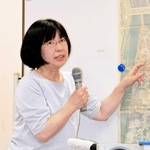 今年３月に亡くなった母、中本宣子さんの被爆体験を語る井上恵子さん＝姫路市西延末、平和資料館