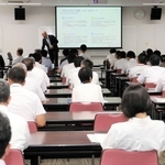 姫路市教育委員会の職員らがずらりと並んだ、国際バカロレア機構のオリペッカ・ヘイノネン総裁の講演会＝同市役所北別館