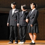 ２０２６年４月に開校する姫路市立高校の制服。男女兼用のジャケットは、ポケットの赤いラインが特徴的だ＝アクリエひめじ