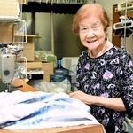 約７０年間、布団を作り続ける９２歳の白矢末子さん＝姫路市大塩町汐咲