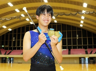 バトントワーリング世界選手権の２冠王者、田中湊さん＝姫路市ヴィクトリーナ・ウインク体育館
