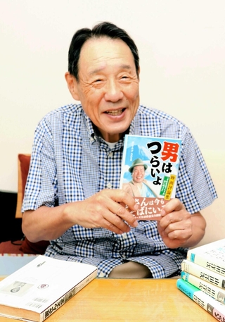 「男はつらいよ」の映画評を出版したウチダスエヒロさん＝高砂市阿弥陀町阿弥陀
