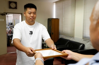 火災現場で人命救助に貢献したとして、しらさぎ賞を受けた山田琉生さん＝姫路市姫路西消防署