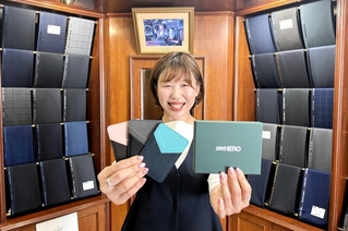 廣屋羅紗店３代目社長の長谷川稔子さん。直営ショップ「ＨＥＲＯ」の５０周年フェアでは、購入者に姫路レザーのオリジナルパスケースを贈呈する＝姫路市北条口２