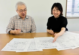 遊び歌の調査結果をまとめた日高沙矢香さん（右）と都染直也・甲南大名誉教授＝姫路市的形町的形