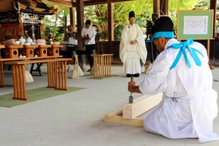 みこし修復に向けて行われた神事＝松原八幡神社