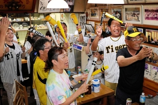 阪神ファンが集まったお好み焼き店「みやけ」。優勝が決まると、感情を爆発させた＝姫路市名古山町