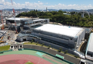 開業１年前となり、着々と工事が進む「ひめじスーパーアリーナ」＝姫路市西延末（ドローンで撮影）