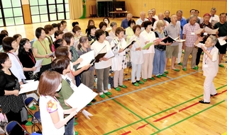 「ハレルヤコーラス」の練習に取り組むメンバー＝船津公民館