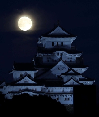 夜空に浮かぶ「中秋の名月」と競演する姫路城＝２０２４年９月１７日、姫路市山野井町から