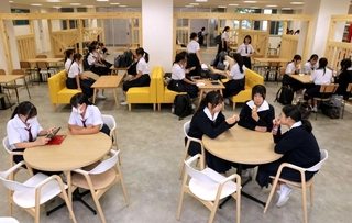 カフェのような空間に生まれ変わった校内食堂＝賢明女子学院中学・高校