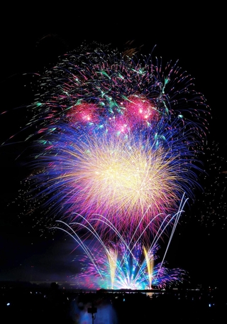 姫路の夜空を彩った花火＝姫路市飾磨区、姫路港