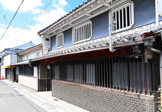 レストランや宿泊施設に改築される予定の町家３棟。江戸期などに建てられたとみられる＝姫路市威徳寺町