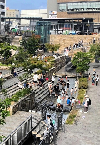 ＪＲ姫路駅前のキャッスルガーデン。夏場は水遊びを楽しむ子どもたちでにぎわう＝姫路市駅前町