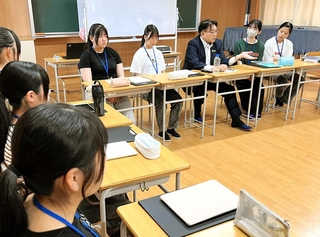 清元秀泰姫路市長（奥右から３人目）と意見交換する姫路女学院高校の生徒ら＝姫路市豊沢町