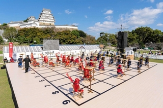 「人間将棋　姫路の陣」の昨年の様子＝姫路市本町（同市提供）