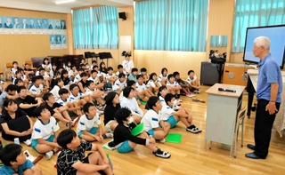 児童を前に、夜間中学に通う楽しさを話す森沢留雄さん＝手柄小学校