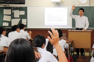 自社の仕事やＳＤＧｓの取り組みを紹介する西松屋チェーンの大村浩一社長（右）＝姫路商業高校