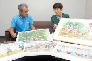 衣川信良さんの絵について語り合う本田美和さん（右）と西川光洋さん＝姫路市豊沢町