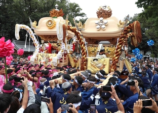 入魂式の後、境内で練り合わせる山崎地区と英賀東地区の屋台＝英賀神社