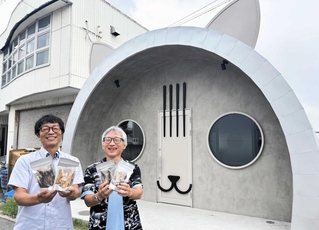 水産加工品の残渣を発酵させたペットフードを開発中の向井昭博社長（左）と安田明和さん。加工場の外観はネコの顔をかたどっている＝播磨海洋牧場