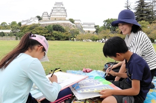 熱心にキャンバスに向かう子どもたち＝姫路城三の丸広場