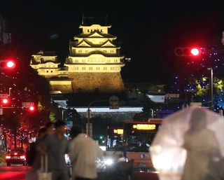 「ゴールドセプテンバー」に合わせて黄色にライトアップされた姫路城＝９月２８日夜、姫路市駅前町から（撮影・辰巳直之）