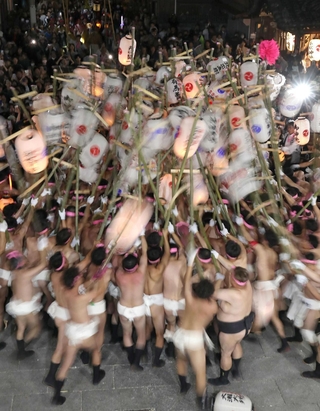 ちょうちんを激しくぶつける魚吹八幡神社の氏子＝２０２４年１０月２１日、姫路市網干区宮内