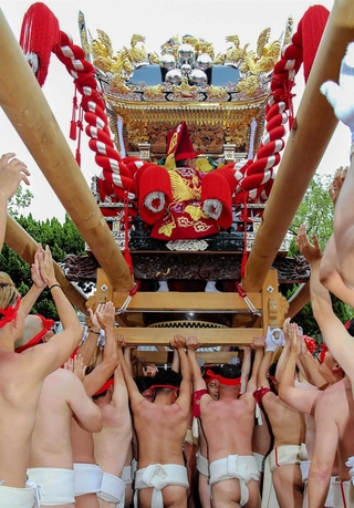 屋台を高々と掲げる浜の宮天満宮の氏子＝２０２４年１０月８日、姫路市飾磨区須加