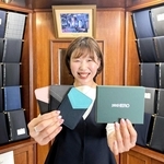 廣屋羅紗店３代目社長の長谷川稔子さん。直営ショップ「ＨＥＲＯ」の５０周年フェアでは、購入者に姫路レザーのオリジナルパスケースを贈呈する＝姫路市北条口２