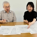 遊び歌の調査結果をまとめた日高沙矢香さん（右）と都染直也・甲南大名誉教授＝姫路市的形町的形