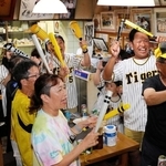 阪神ファンが集まったお好み焼き店「みやけ」。優勝が決まると、感情を爆発させた＝姫路市名古山町