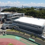 開業１年前となり、着々と工事が進む「ひめじスーパーアリーナ」＝姫路市西延末（ドローンで撮影）