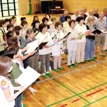 「ハレルヤコーラス」の練習に取り組むメンバー＝船津公民館