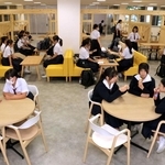 カフェのような空間に生まれ変わった校内食堂＝賢明女子学院中学・高校