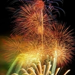 姫路の夜空を彩った花火＝姫路市飾磨区、姫路港