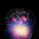 姫路の夜空を彩った花火＝姫路市飾磨区、姫路港