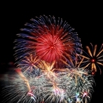 姫路の夜空を彩った花火＝姫路市飾磨区、姫路港