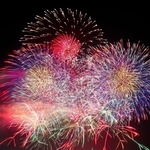 姫路の夜空を彩った花火＝姫路市飾磨区、姫路港
