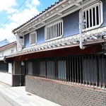 レストランや宿泊施設に改築される予定の町家３棟。江戸期などに建てられたとみられる＝姫路市威徳寺町