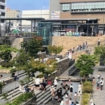 ＪＲ姫路駅前のキャッスルガーデン。夏場は水遊びを楽しむ子どもたちでにぎわう＝姫路市駅前町