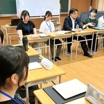 清元秀泰姫路市長（奥右から３人目）と意見交換する姫路女学院高校の生徒ら＝姫路市豊沢町