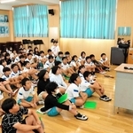 児童を前に、夜間中学に通う楽しさを話す森沢留雄さん＝手柄小学校