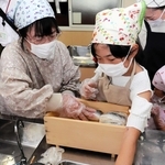 地域住民に教わりながらコノシロずしを作る子ども＝飾磨中部中学校