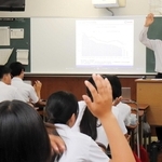 自社の仕事やＳＤＧｓの取り組みを紹介する西松屋チェーンの大村浩一社長（右）＝姫路商業高校