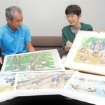 衣川信良さんの絵について語り合う本田美和さん（右）と西川光洋さん＝姫路市豊沢町