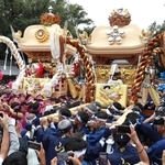 入魂式の後、境内で練り合わせる山崎地区と英賀東地区の屋台＝英賀神社