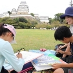 熱心にキャンバスに向かう子どもたち＝姫路城三の丸広場