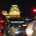 「ゴールドセプテンバー」に合わせて黄色にライトアップされた姫路城＝９月２８日夜、姫路市駅前町から（撮影・辰巳直之）